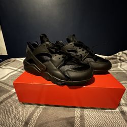 Black Nike Huarache Shoes