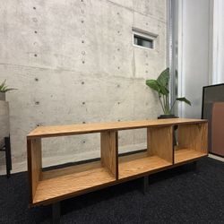 BEAUTIFUL HAND CRAFTED MCM RED OAK CREDENZA FOR RECORD STORAGE (DELIVERY AVAILABLE) 