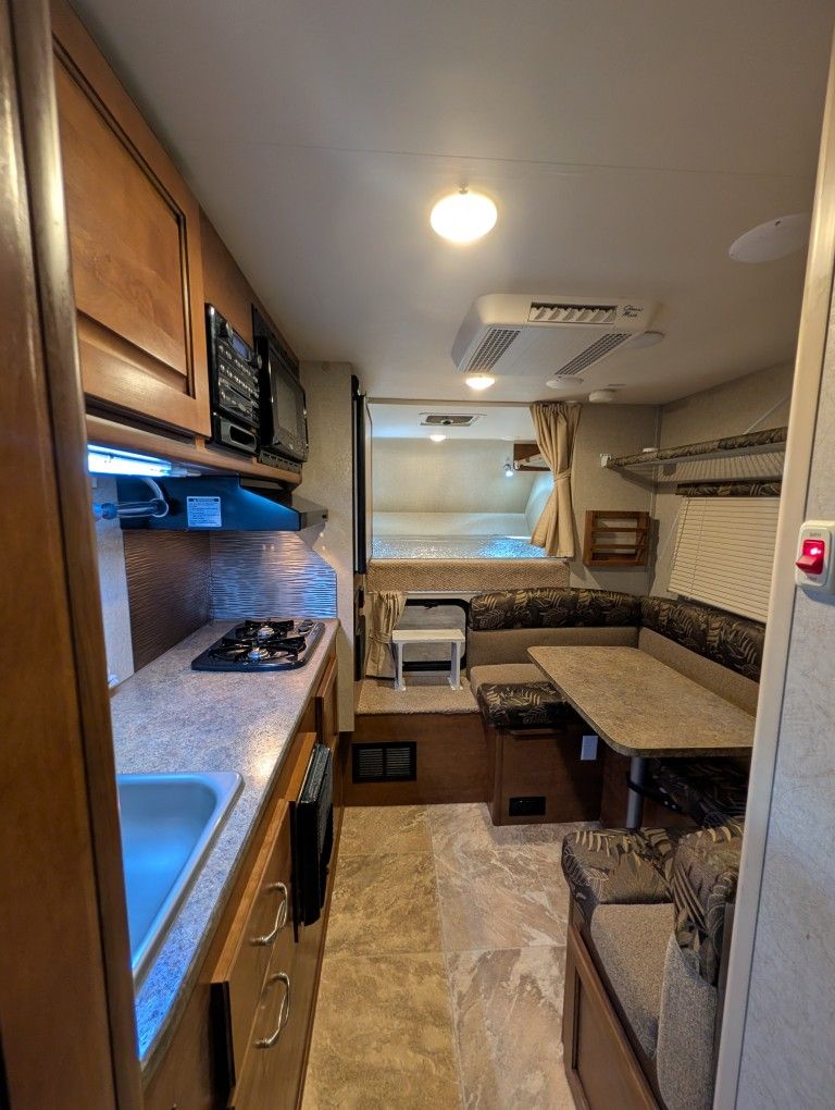 2013 Lance 825