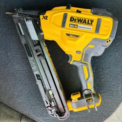 Dewalt 20V XR 15-Gauge Cordless Angled Finish Nailer (TOOL ONLY/SOLO LA HERRAMIENTA)