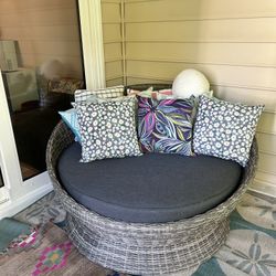 Large Round Wicker Outdoor Sofa/Daybed