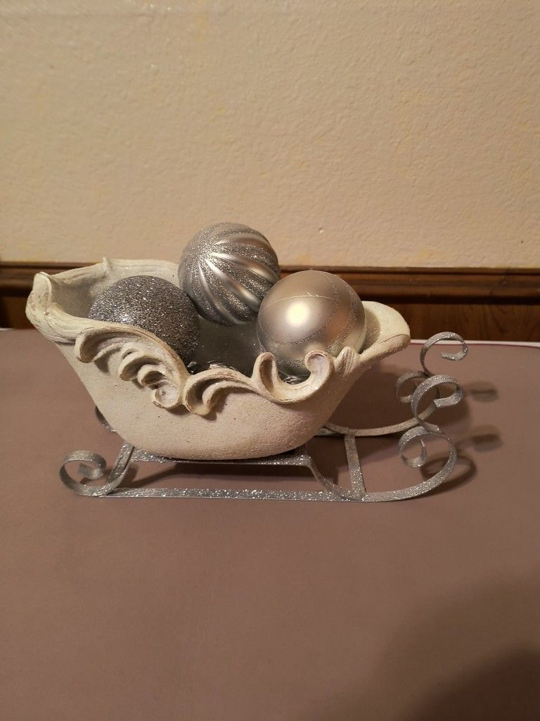 Vintage Ceramic Santa Seilgh $5