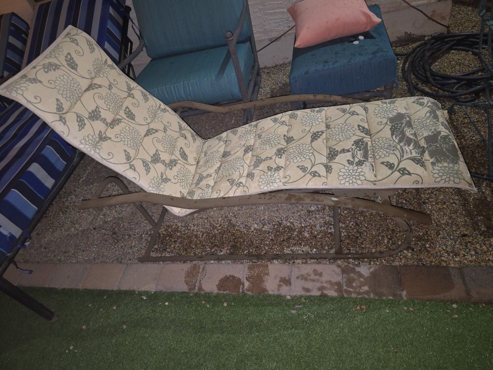 $200  One LOUNGE CHAIR Great Quality 