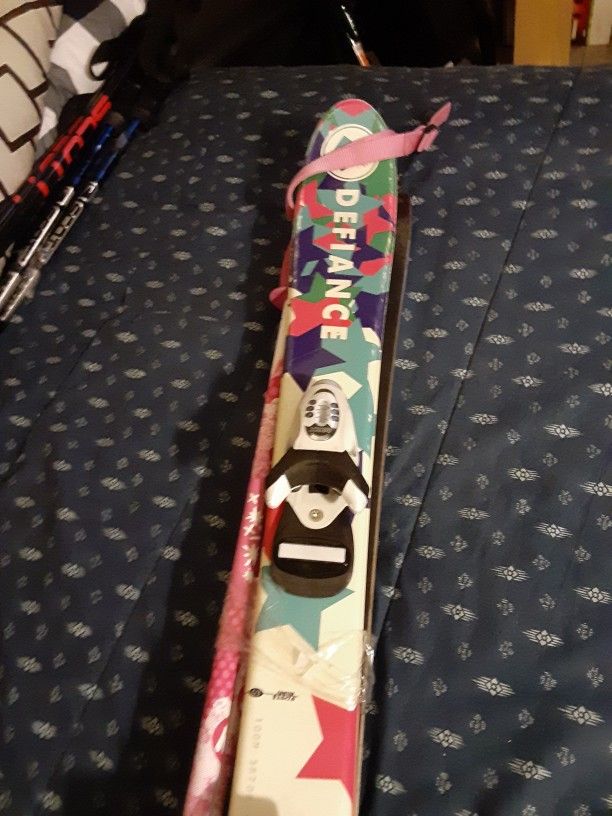DEFIANCE SNOW SKI, BINDING AND POLES. $100 FIRM PRICE. 328 N 11TH ST 126 LAS VEGAS NV 89101