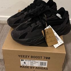 New Adidas Yeezy Boost 700 V2 Vanta Size 6