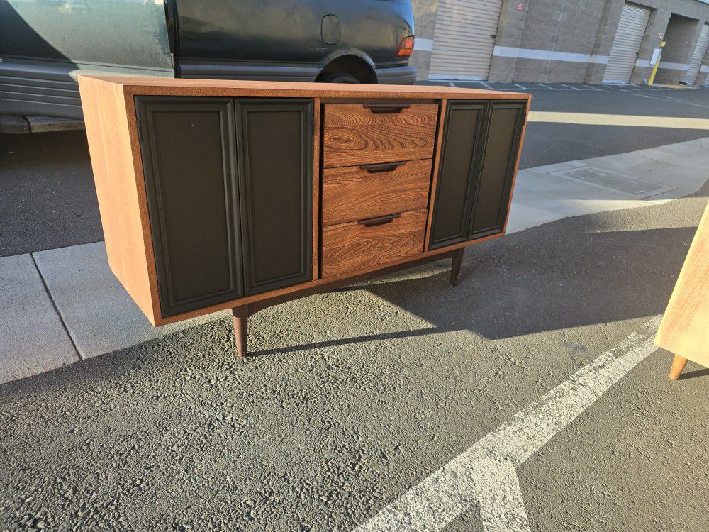 Beautiful Mid-Century Sideboard,  Credenza  In Excellent Condition 
