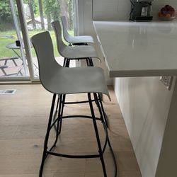 4 Bar Stools – Like New!