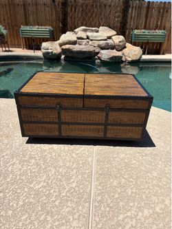 Expandable Storage Trunk/Coffee Table
