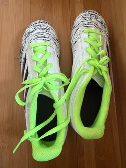 Soccer shoes size 5