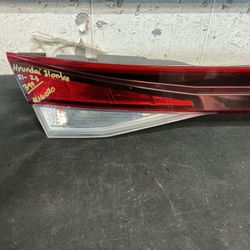 HYUNDAI ELANTRA 2021-2025 REAR CENTER TAILLIGHT OEM 