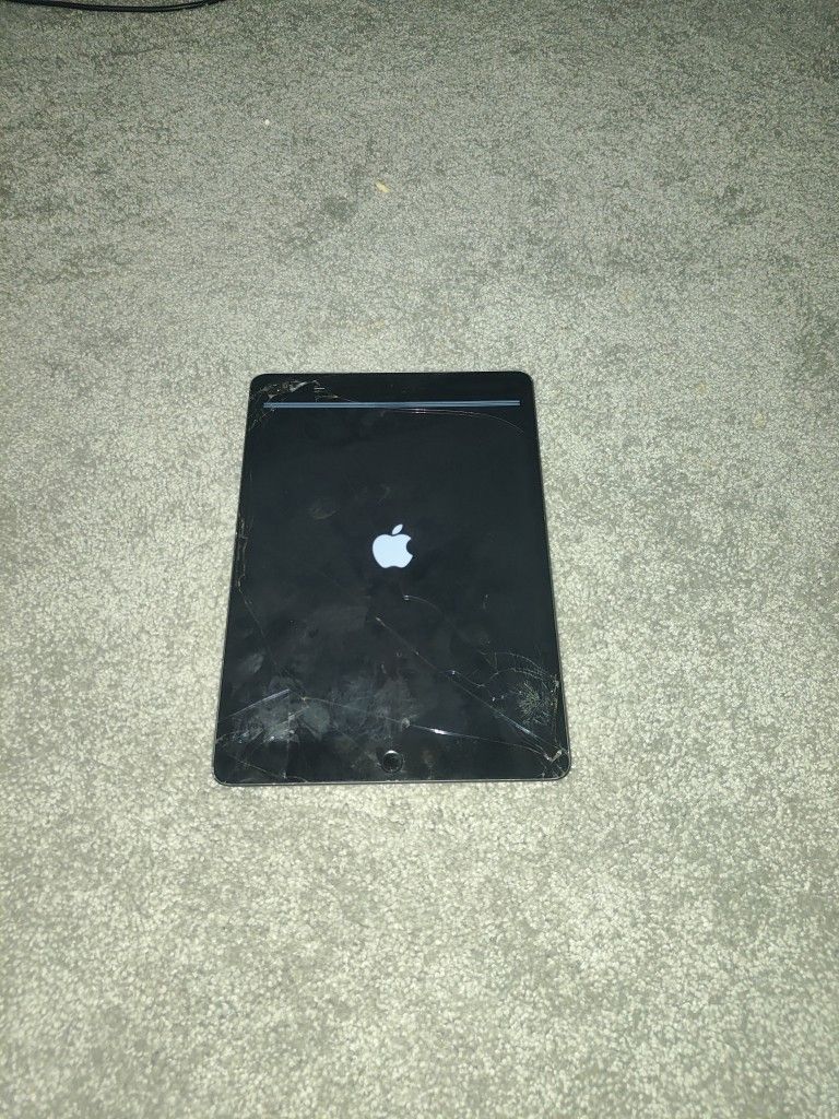 iPad A2602 . Crack Screen. $40.Fix Or Parts