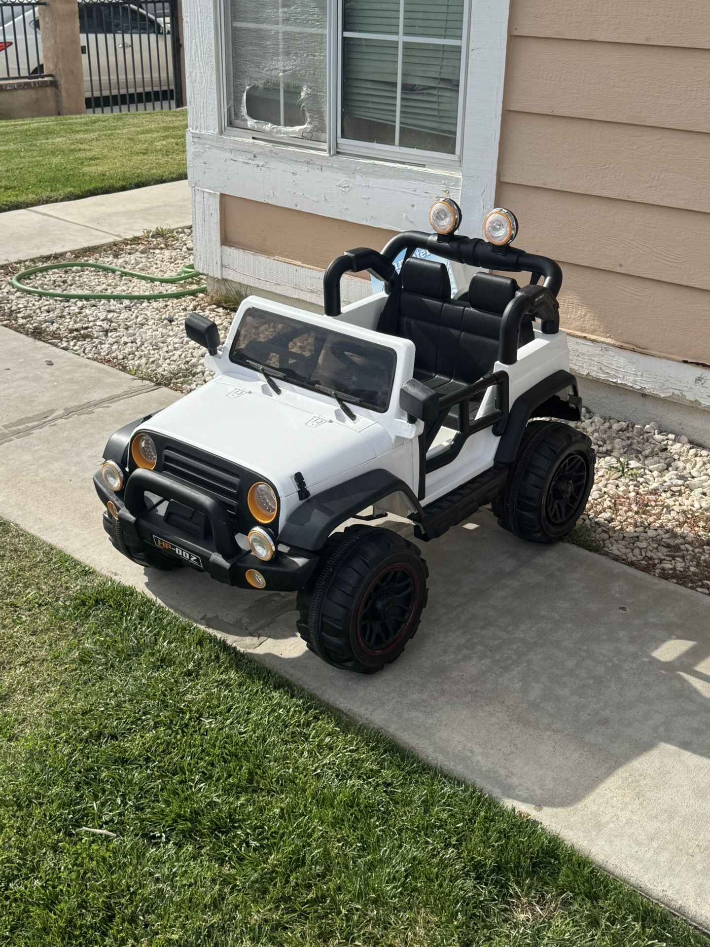 White Jeep Wrangler Power Wheels With Parental Remote Control In Like New Condition 