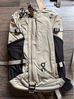 OnCloud Speed Pack 30L  Sand /Black. Brand New With Tags. Retail Price $180