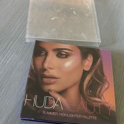 Huda Beauty Highlighter pallet 
