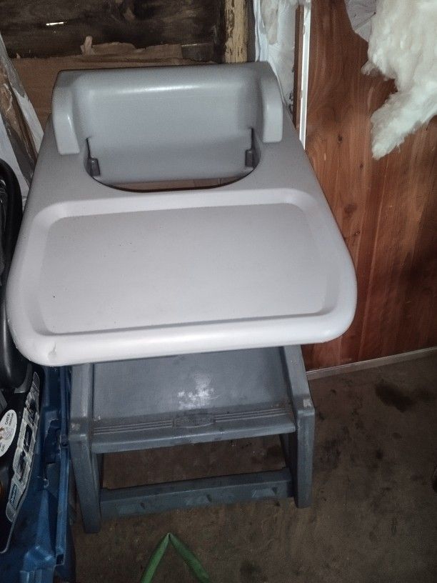 Rubbermaid High Chair 