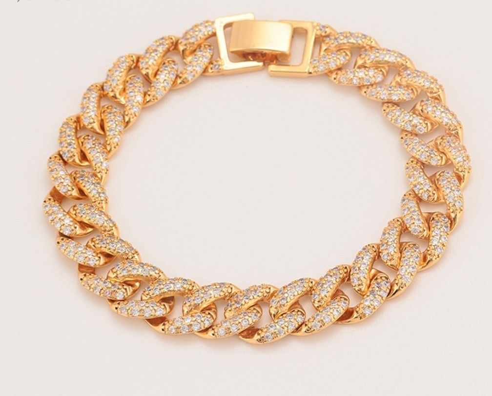 18K Gold Plated Chain Bracelet
New With Pouch Bag
Size: 7 inches
Weight: 17.54g