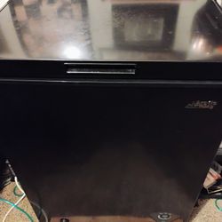 5 Cubic Feet Black Chest Freezer