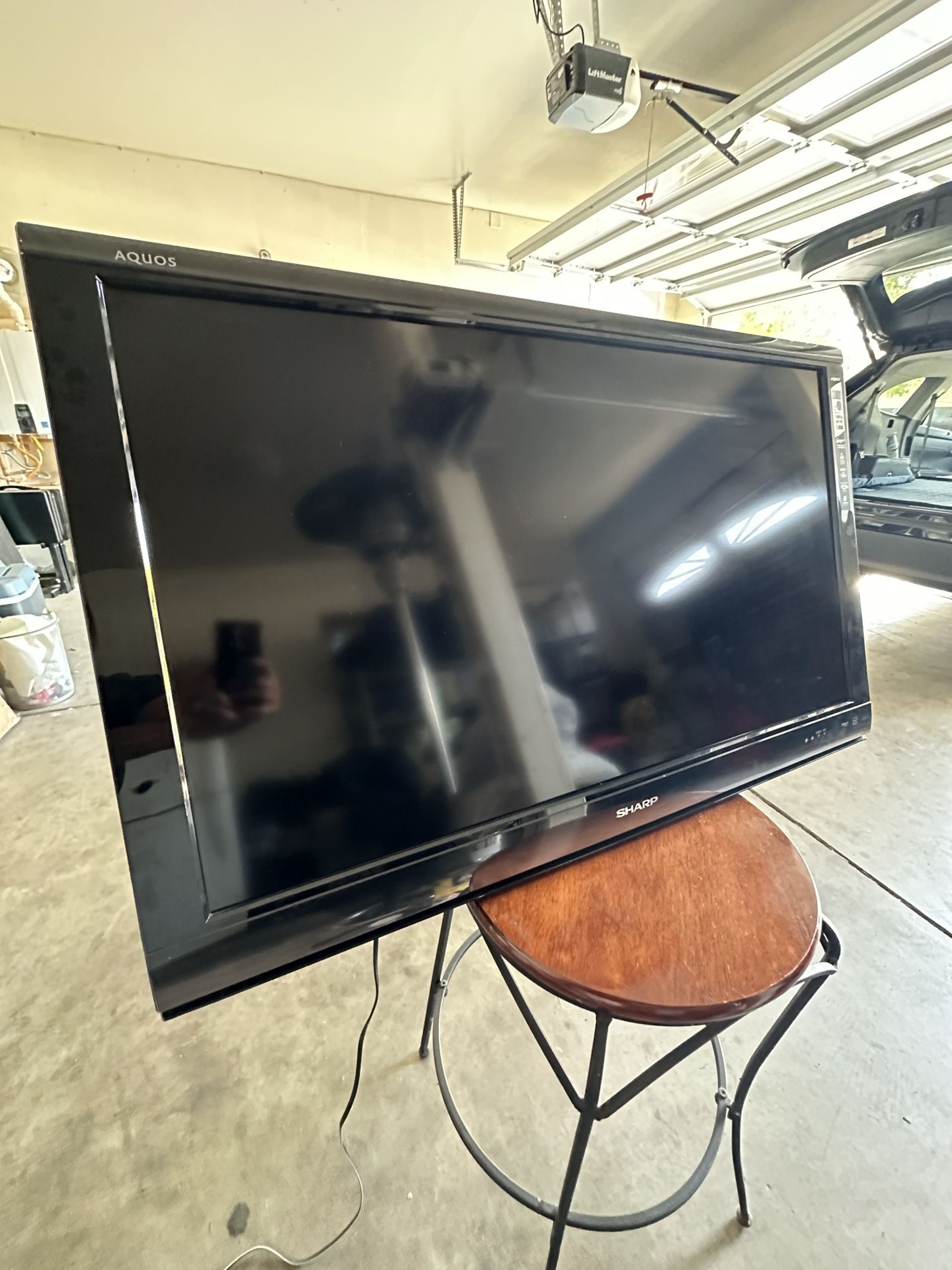 Sharp LC-40E67U Aquos E 40" LCD TV