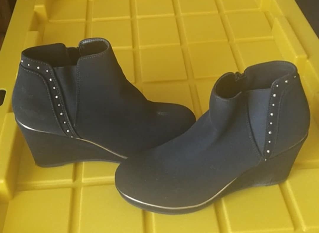 Ankle Boots (Size 5.5M)