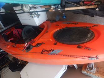 Lancer 100 kayak with paddle.