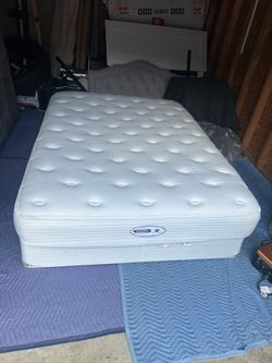 Queen Beauty rest bed (Delivery available!)