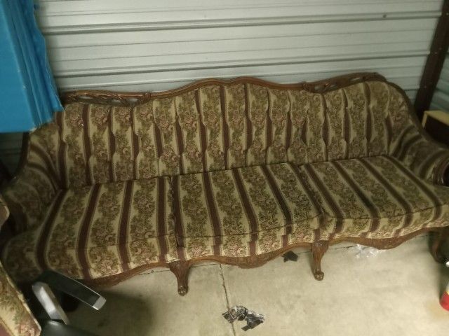 1930s Shell Carved Tuft Vintage Sofa