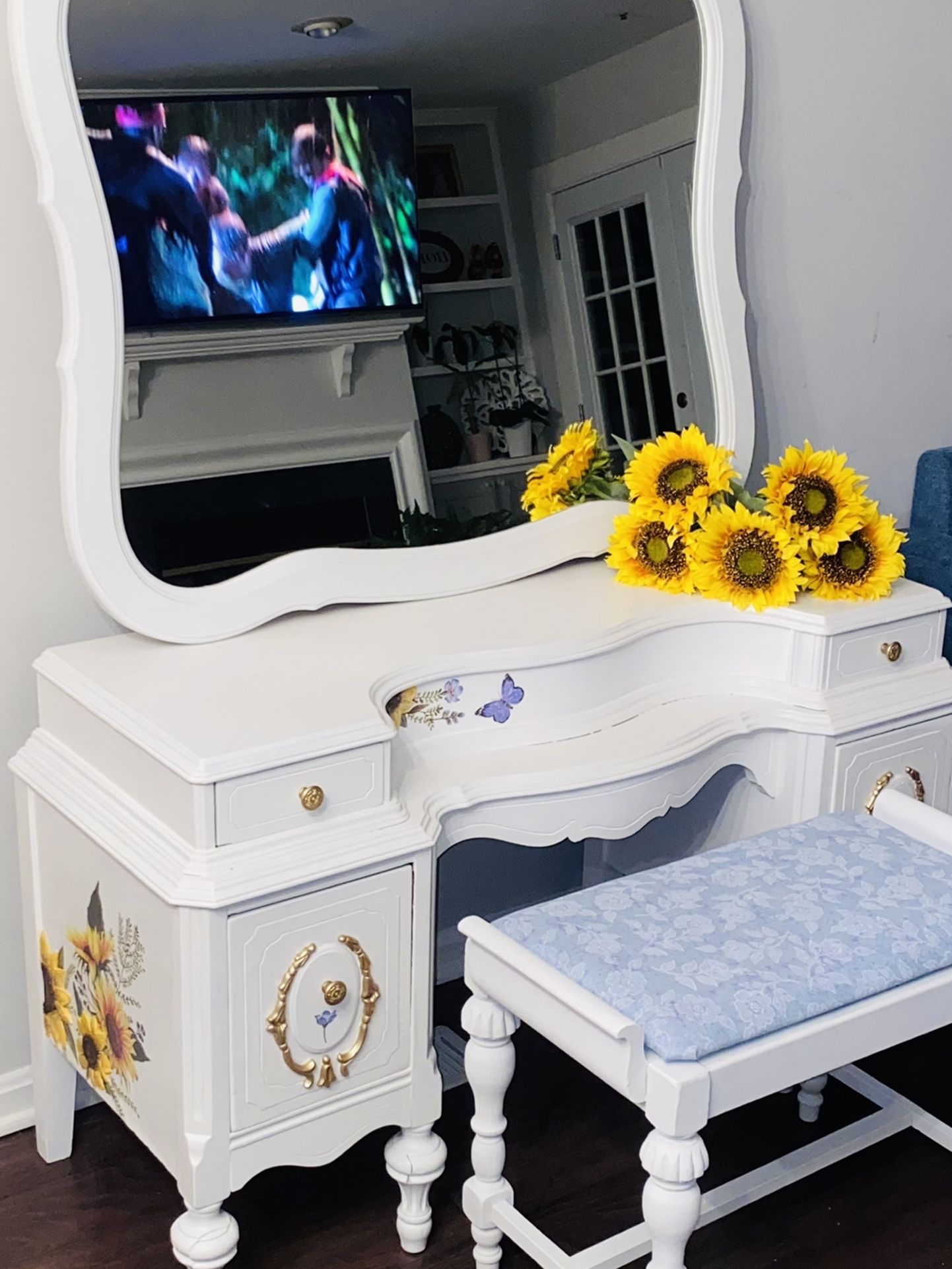 New Refurbished Vintage Vanity with sunflower 🌻 theme. Chair and mirror included!