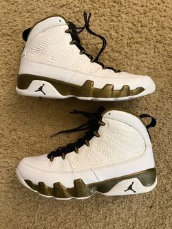 Size 10.5 (Excellent condition, no box) - Air Jordan 9 retro statue
