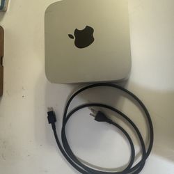 Mac Studio M1 MAX / 64 GB RAM / 512 SSD Internal (Comes w/ Trackpad and Keyboard)