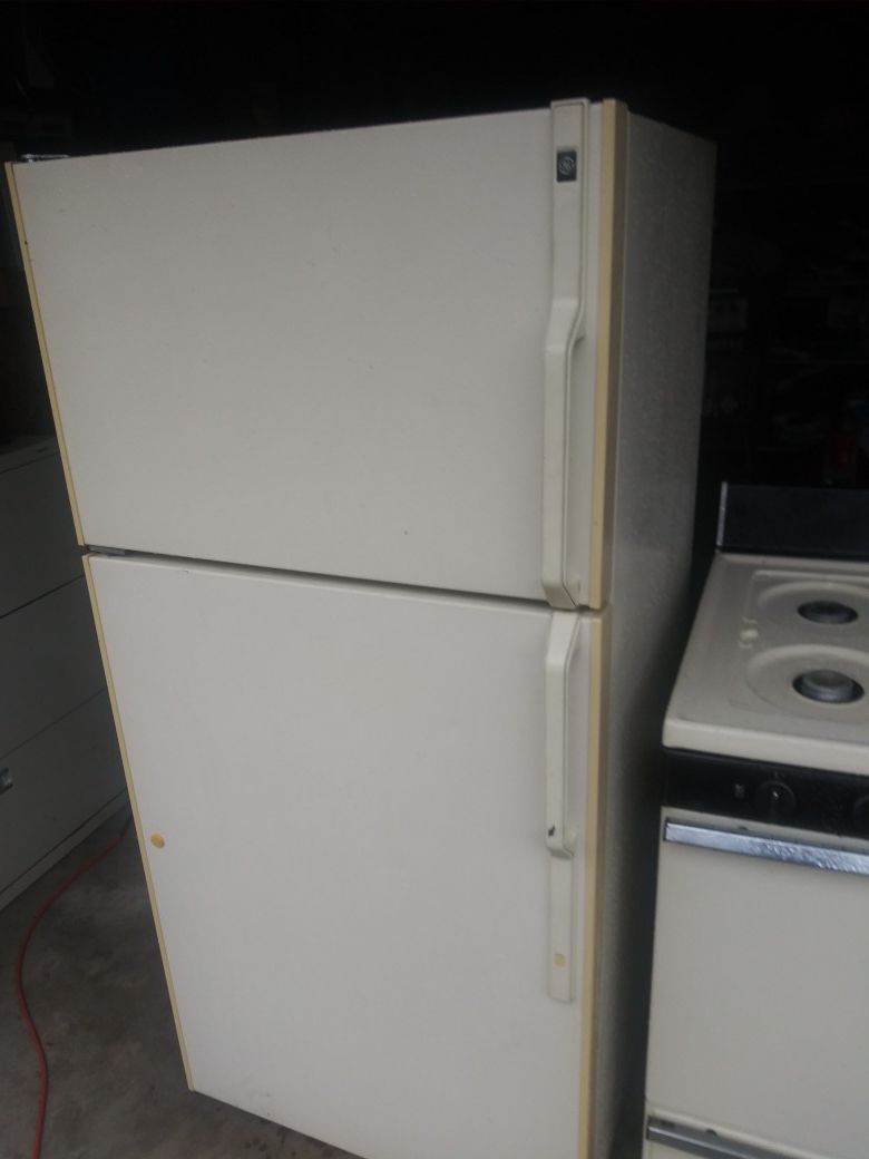 Apartment size refrigerator 14 cubic foot