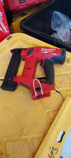 Milwaukee
M18 FUEL 18-Volt Lithium-lon
Brushless Cordless 18-Gauge
1/4 in. Narrow Crown Stapler
(Tool-Only)
