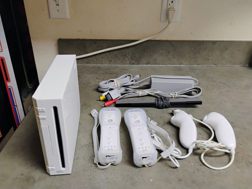 Nintendo Wii Console, W/2 Controllers, 2 Nunchucks, Cables, Tested, Working