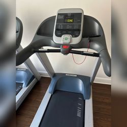 Precor Motorized Treadmill, Includes Mat - Good โ San Antonio, TX