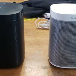  2 Sonos One speakers gen 1 white & 2 black sound great 