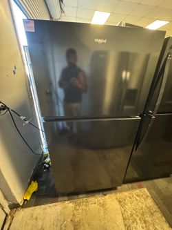 Whirlpool Top-Freezer Refrigerator Black Stainless