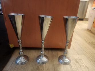 3 Vases. $10 dolls..!!!!!
