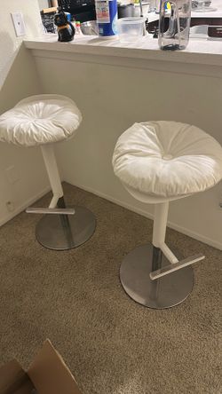 2 bar stools