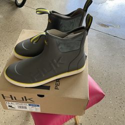 Huk Water Shoes Size 9