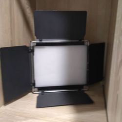 2 neewerNL660 studio lights