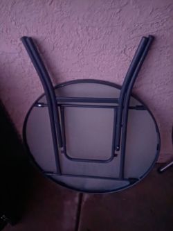 Round foldable table