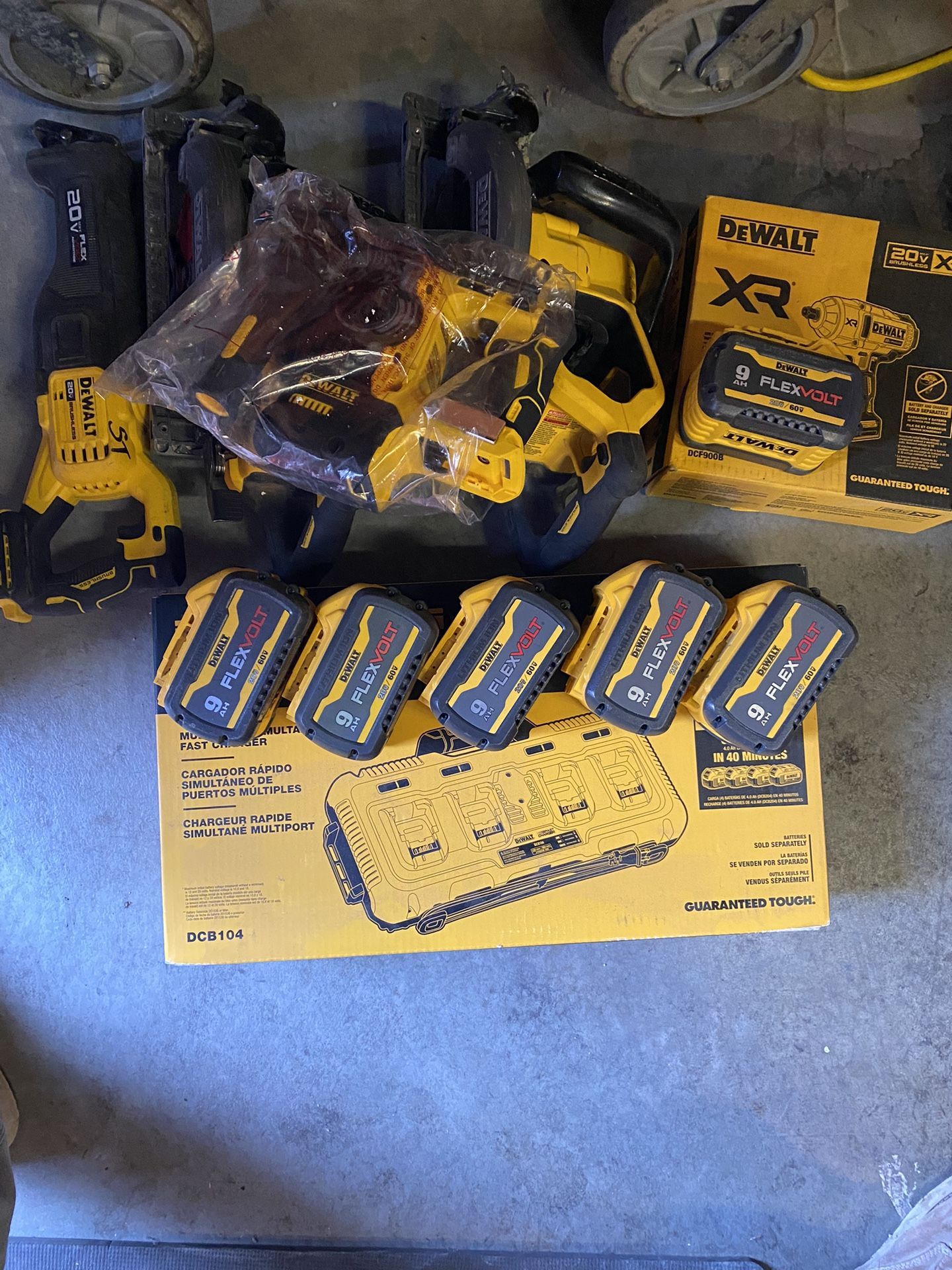 5 9AH Dewalt Batteries And Charger