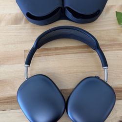 Like New 2024 Apple Airpods Max USB-C Black with Smart case.