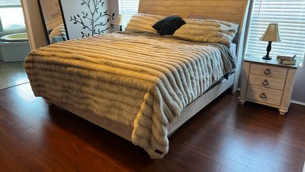 FRYE King Sized Comforter With 2 Matching Pillow Shams