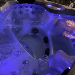 New High End 58 Jet Spa Hot Tub Seats 4