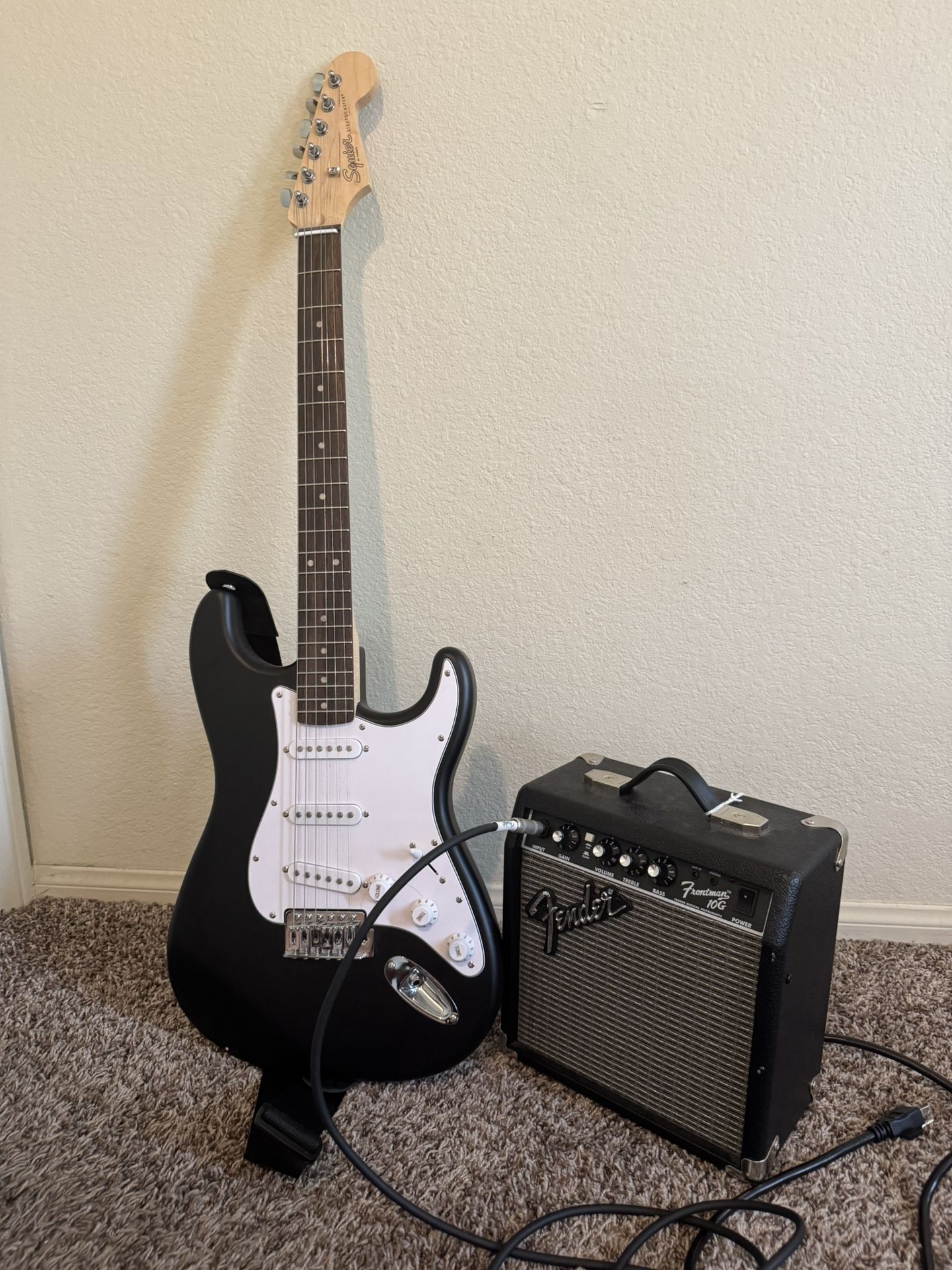 Squier Sonic Stratocaster Maple Fingerboard Electric Guitar Black and Fender AMP