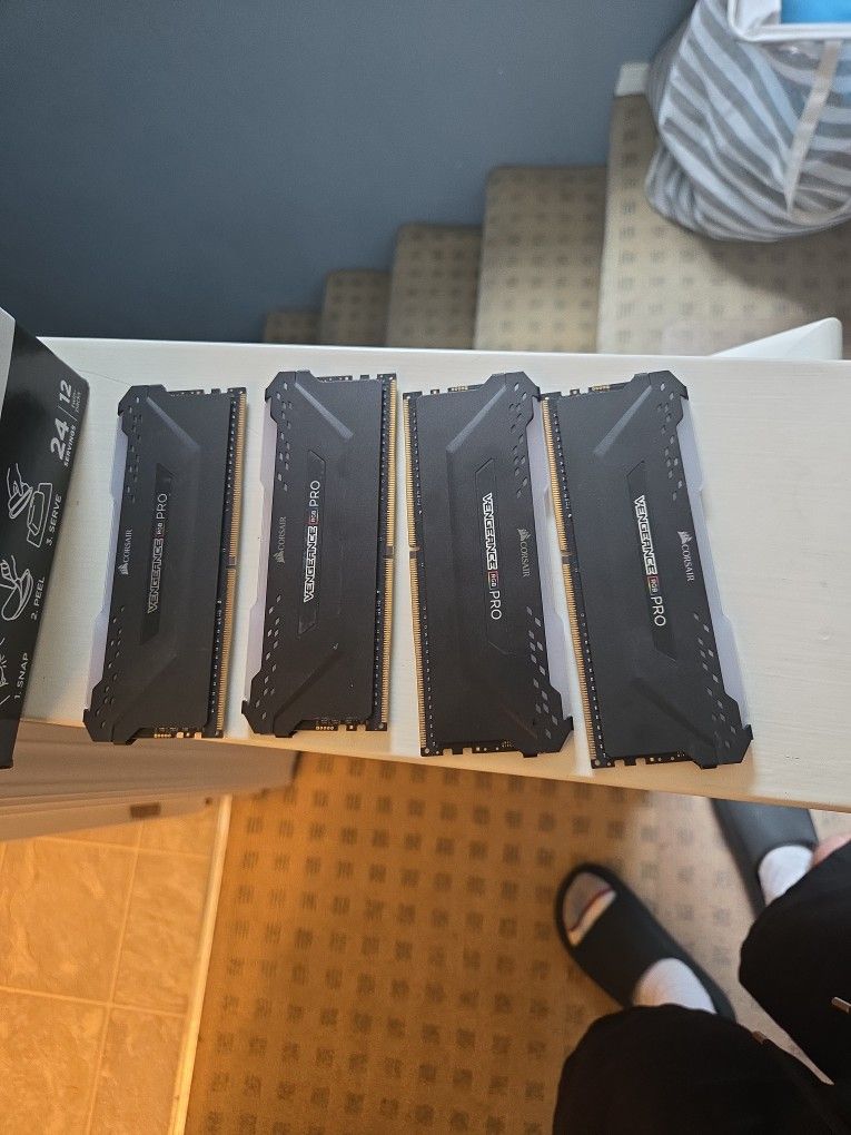 32 GB (8x4 Sticks) DDR4 Ram Corsair Vengeance Rgb Pro