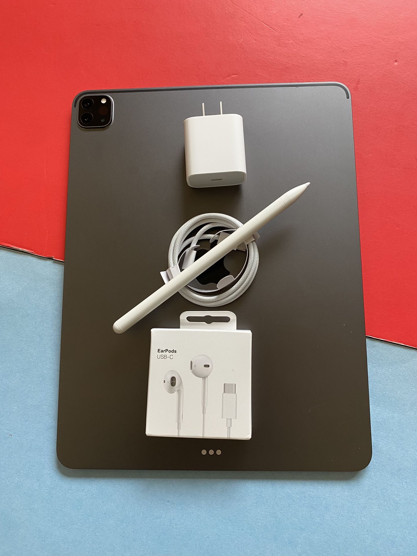 Apple IPad Pro 12.9” 4th Generation (2020/ Face ID/Liquid Retina) 256GB with pen, keyboard & Accessories 