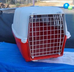 Jaula De Plástico Con Puerta De Fierro.