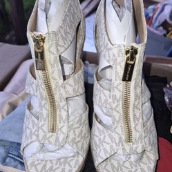 sandalias de cuña Damita de Michael Kors con el logotipo estampado en color vainilla. 