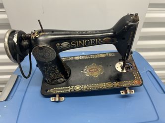 Singer sewing Machine . Vintage . Collectibles